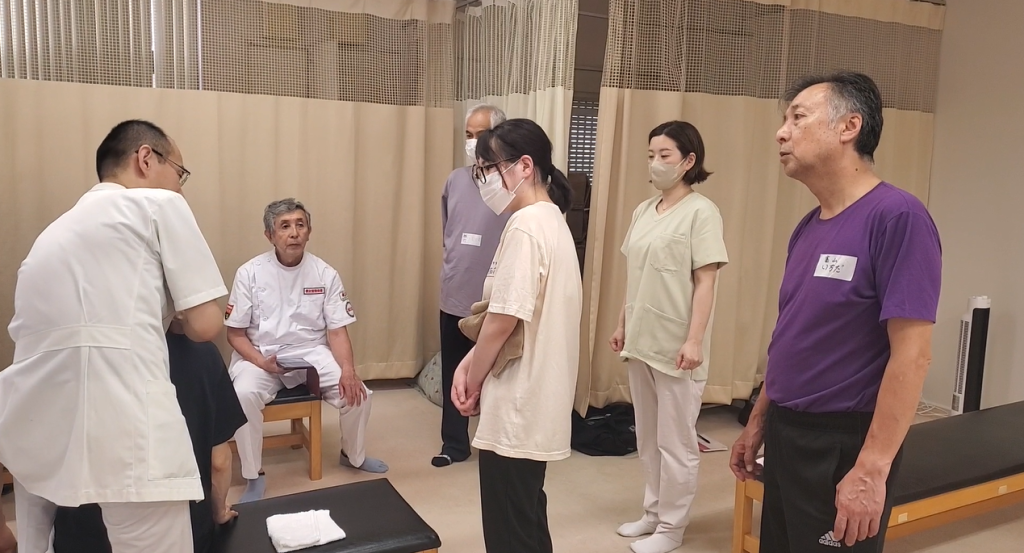 健友館整体師養成所が金沢市で講師が実技を見せるシーン