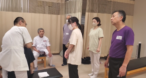 健友館整体師養成所が金沢市で講師が実技を見せるシーン