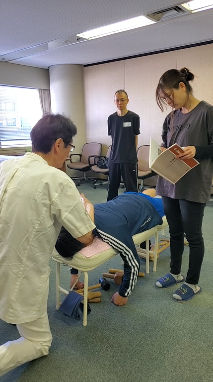 健友館整体師養成所の名古屋市での出張実技講習会で独自の手技をマンツーマン指導する様子