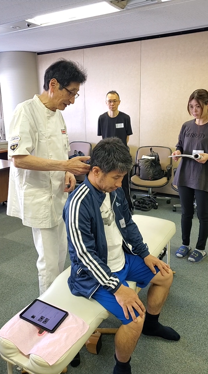 健友館整体師養成所の名古屋市での出張実技講習会で首の調整の技術の様子
