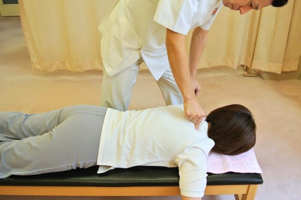 肩こりの方の肩甲骨まわりを施術する健友館の整体