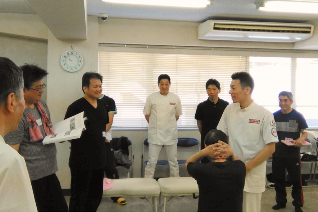 健友館整体師養成所の実技講習会で整体技術を指導している様子