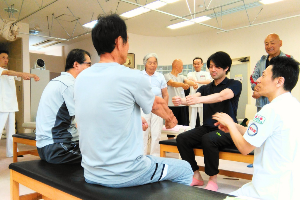 健友館整体師養成所で整体技術を指導する実技講習会の様子