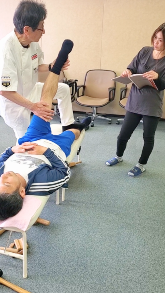 健友館整体師養成所で講師の実技を見ながら整体技術を学ぶ受講生