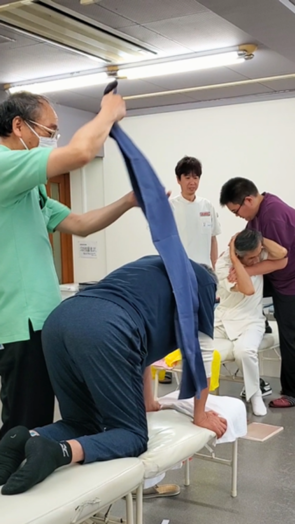 整体師養成所の実技講習会を仙台市で開催し整体技術を学ぶ様子