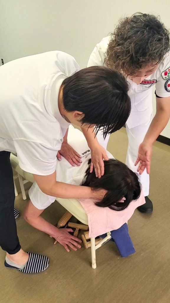 健友館整体師養成所の実技講習で整体技術を学ぶ受講生